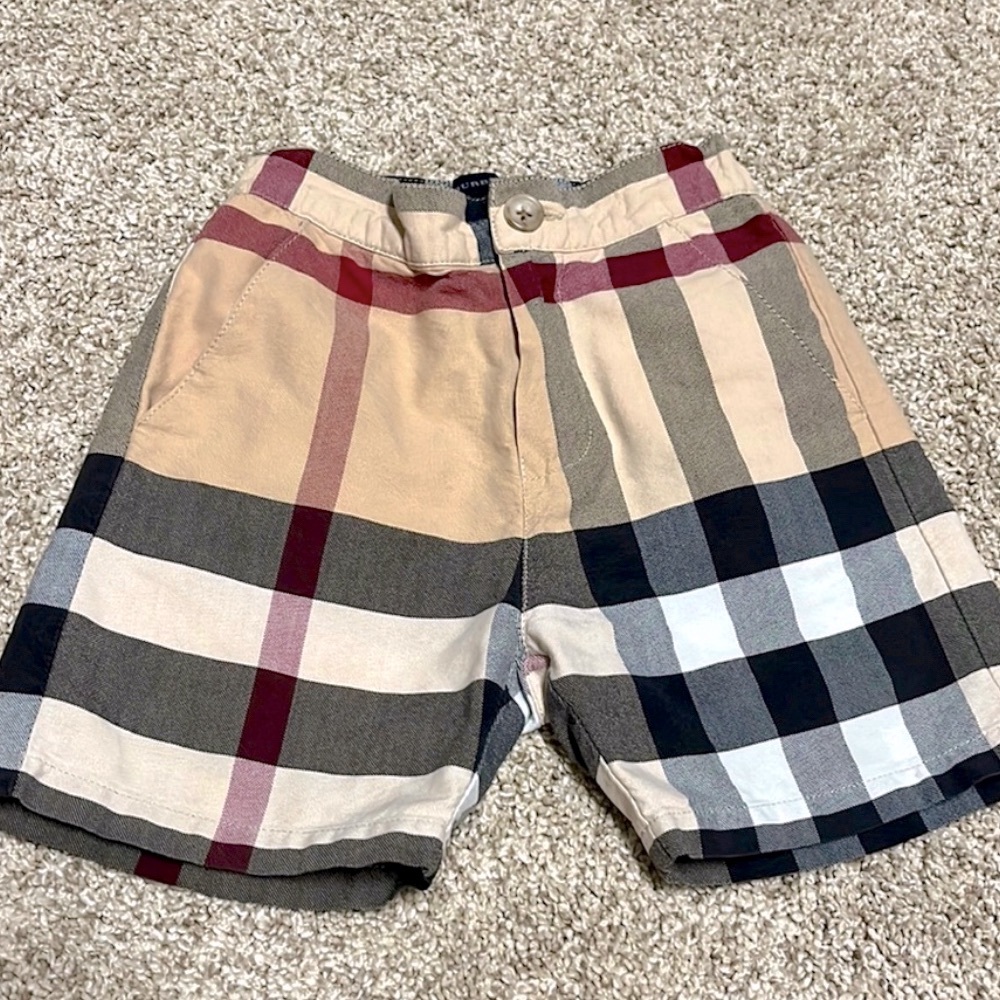 Burberry shorts worn once on my baby’s 1 birthday. Excellent,no flaws.